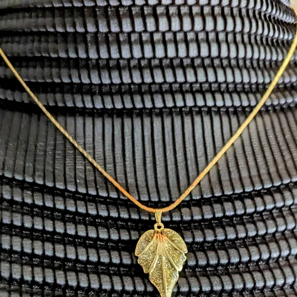 Gold Leaf Pendant Necklace - Picture 4 of 4